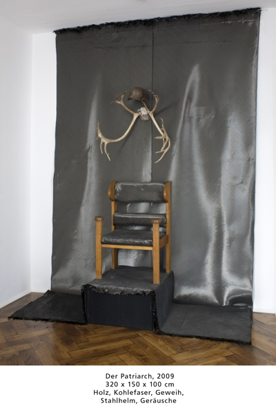 Der Patriarch, 2009 320 x 150 x 100 cm Holz, Kohlefaser, Geweih,  Stahlhelm, Gerusche 