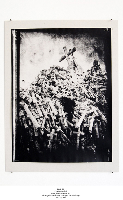 Erwin Kneihsl ohne Titel (Kreuze I),  Silbergelatineabzug, Collage, Einzelabzug 46 x 35 cm 