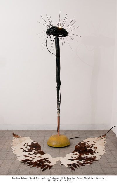 Bernhard Lehner / Jarek Piotrowski  o. T. (Lampe), Holz, Knochen, Beton, Metall, Fell, Kunststoff 245 x 245 x 190 cm, 2010