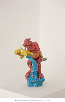 Veit Kowald  Frau mit Wolf, 2012, Keramik, 28 x 20 x 12 cm 